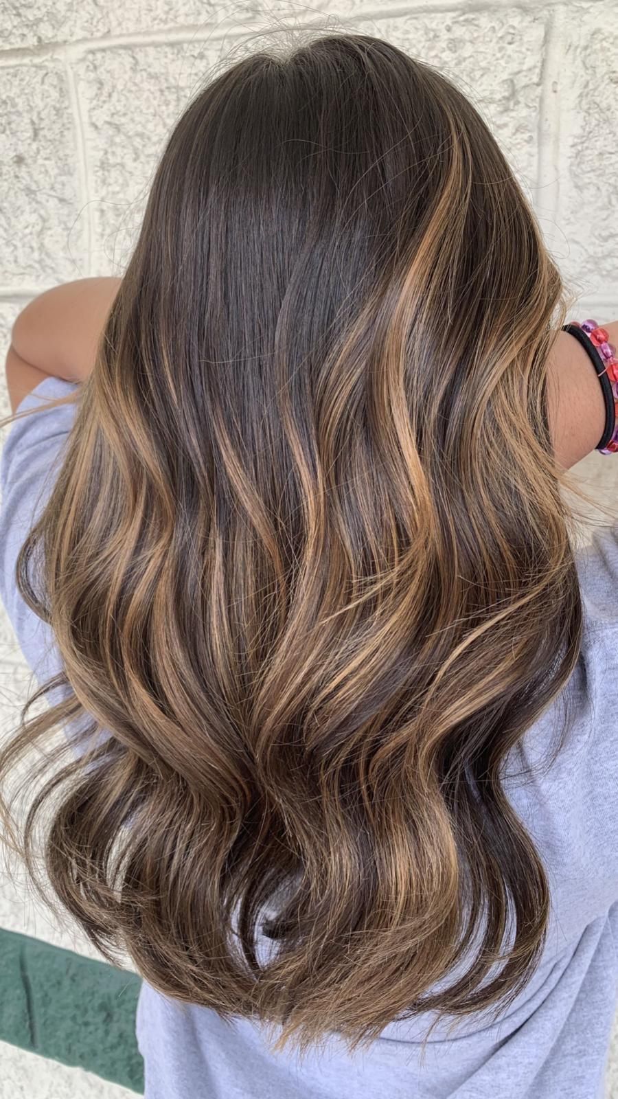 Balayage e iluminaciones en tonos caramelo — color y procesos químicos