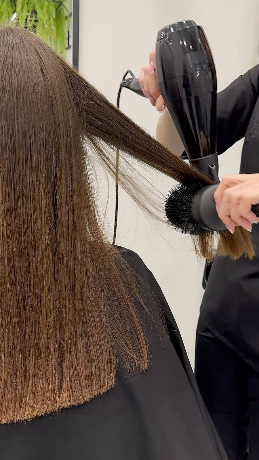 Secado y brushing profesional con cepillo redondo en LOTUS