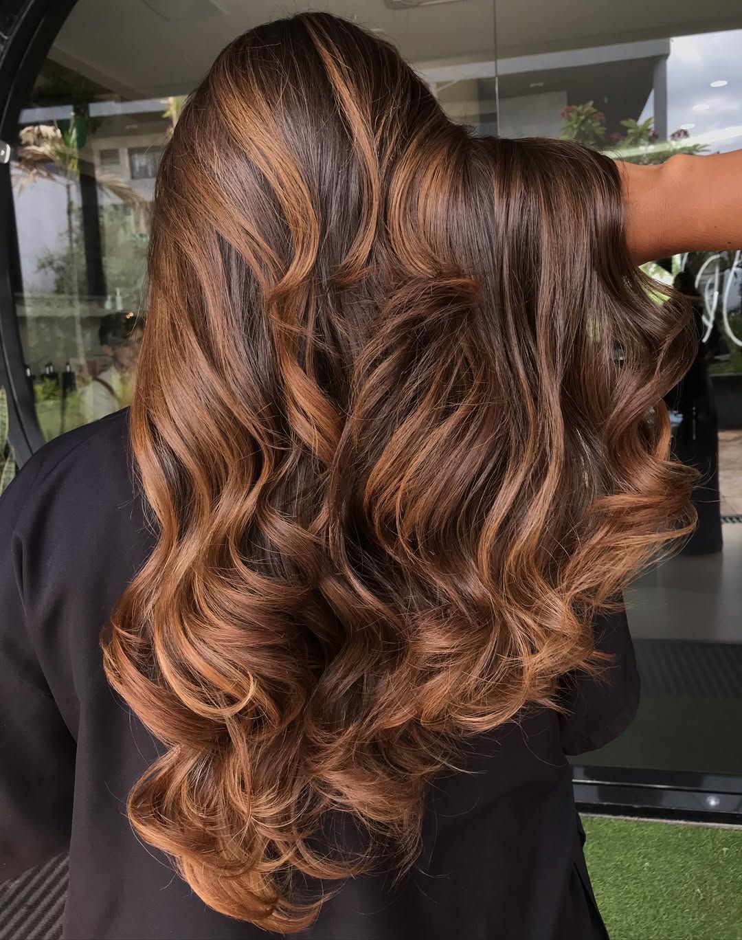 Balayage en tonos caramelo con ondas amplias