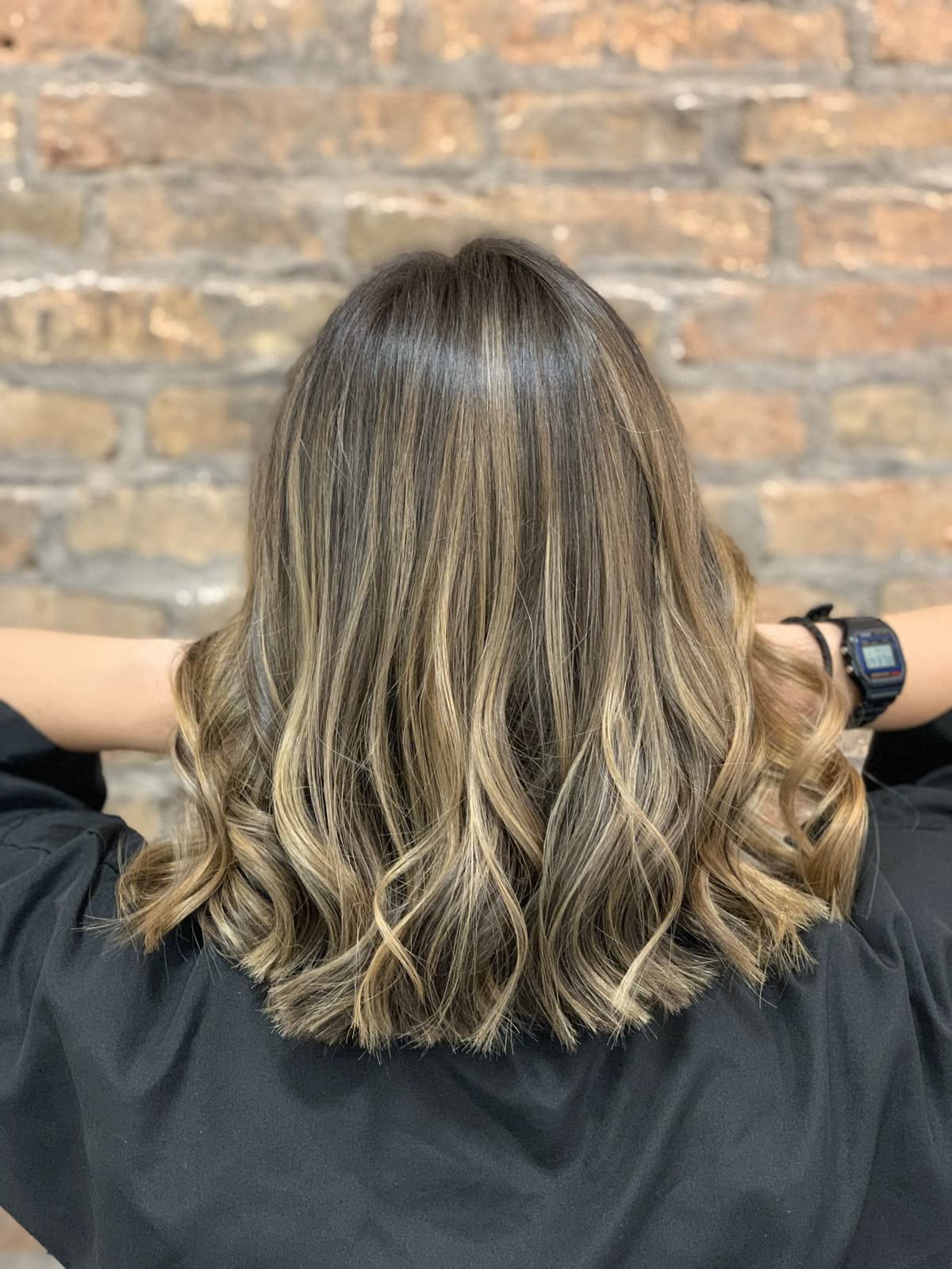 Balayage rubio sobre base oscura, media melena con ondas