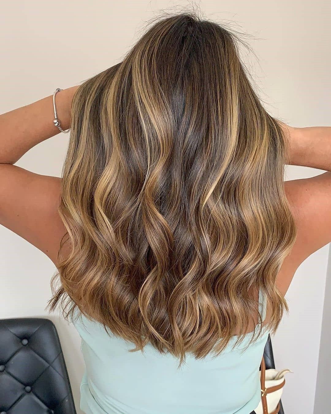 Balayage caramelo con ondas en media melena