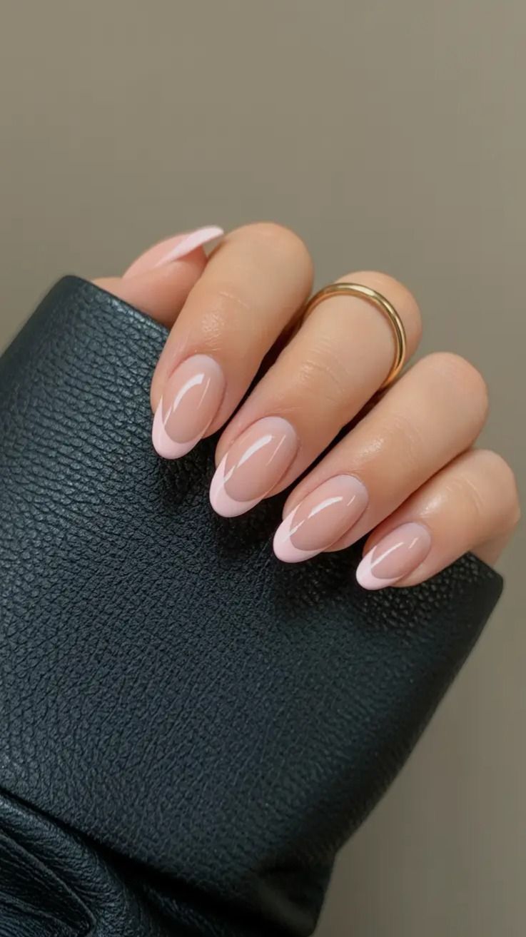 Manicura francesa rosa con uñas almendradas y acabado natural