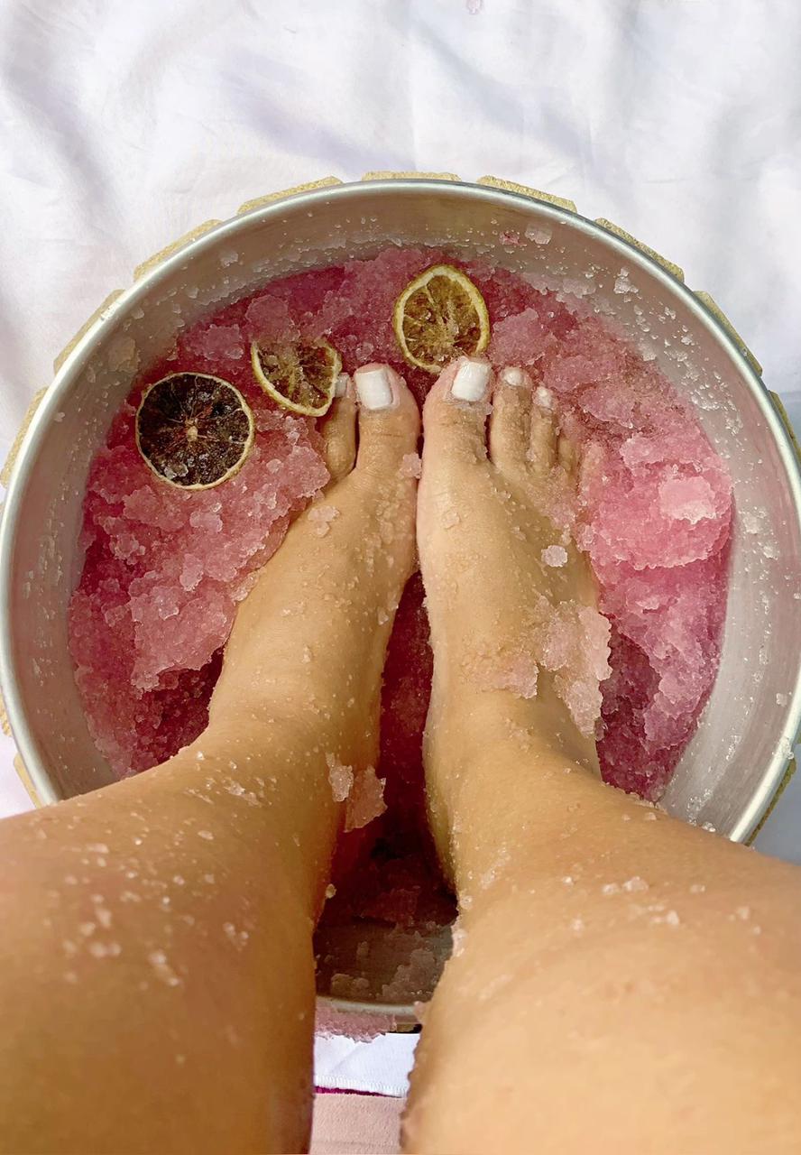 Pedicura spa con exfoliación de sales y cítricos